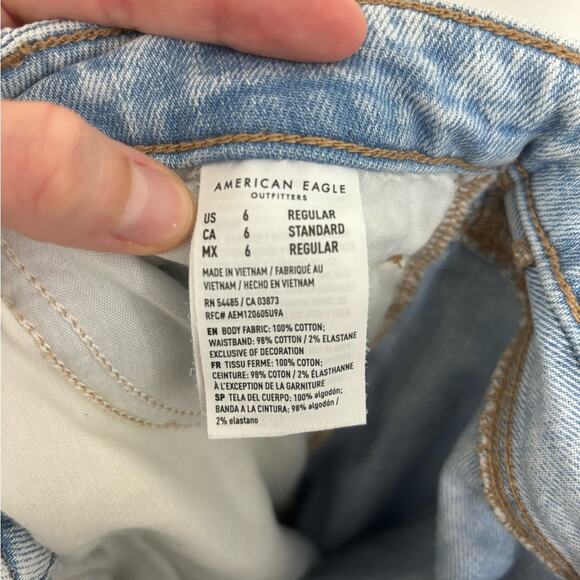 American Eagle Mom Jean with Comfort Stretch Waistband Light Wash - Size 6 - Picture 6 of 6